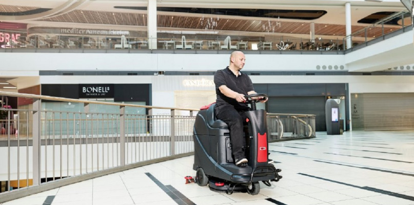 Jak wybrać maszynę czyszczącą i myjącą podłogi? Poradnik