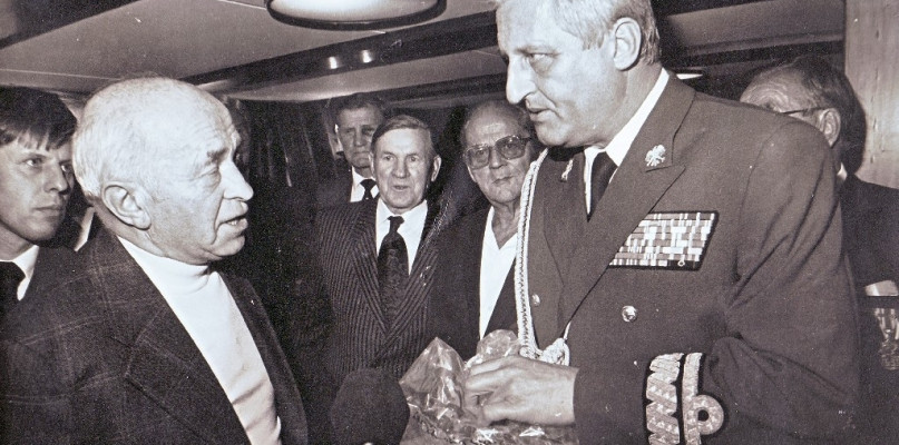 Kadm.-Piotr-Kolodziejczyk-w-Salonie-Kaprow-na-ORP-Blyskawica
