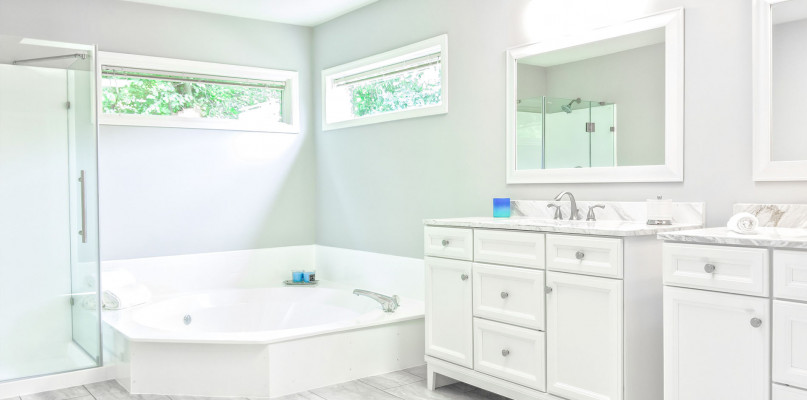 Mała łazienka z wanną narożną ? jak funkcjonalnie urządzić wnętrze?