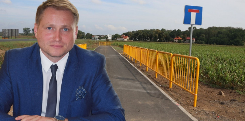 Dwa lat temu utknęła w polu. Gmina nie chce dłużej czekać... Co sądzicie, warto?