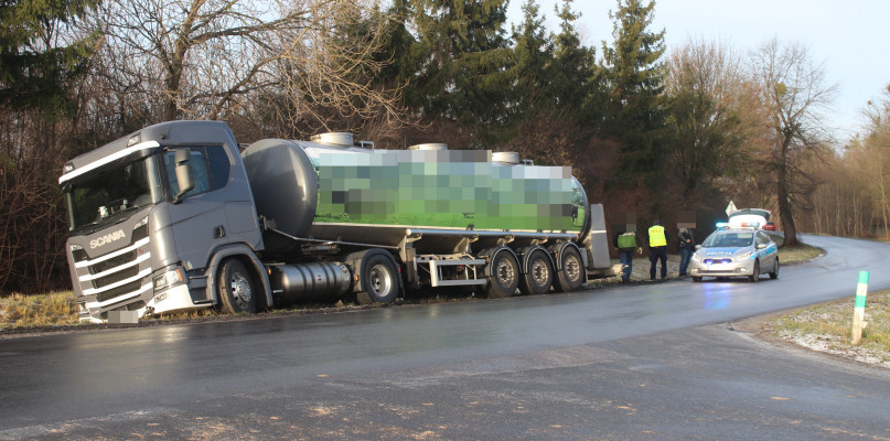 Cysterna utknęła w rowie, a mleko... Na pomoc wezwano specjalistyczny sprzęt