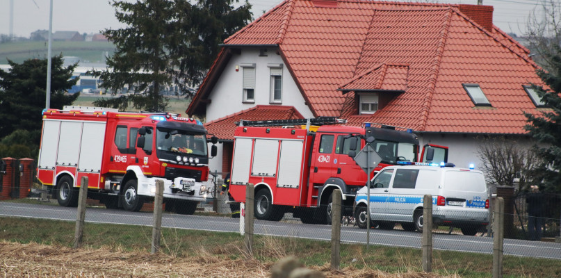 Gdy przystąpili do akcji, drzwi mieszkania się otworzyły. Naprzeciw nich stał...