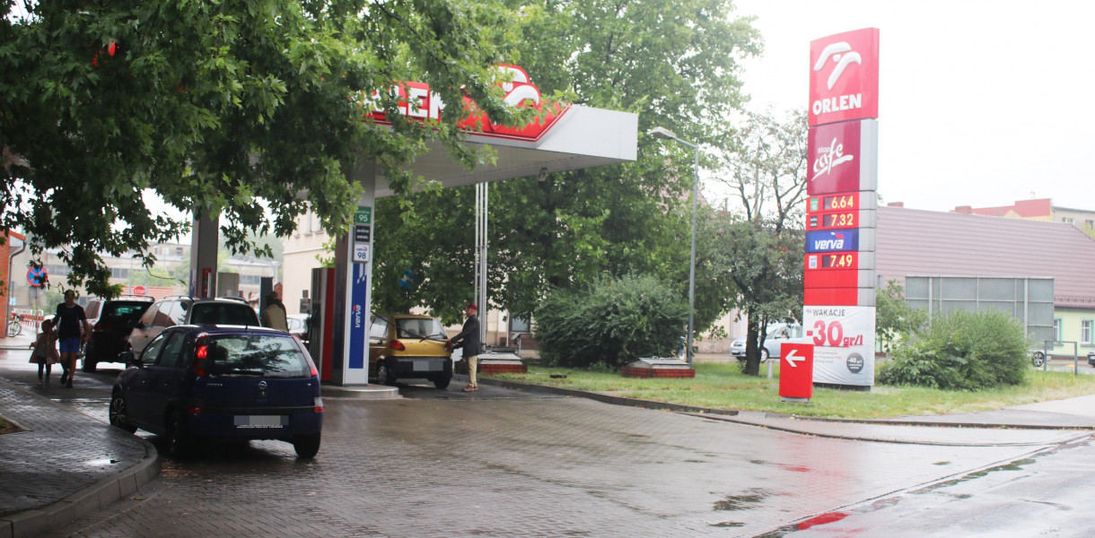 Zarobki a ceny. Wyliczamy, ile za średnią pensję w Gostyniu można kupić paliwa...