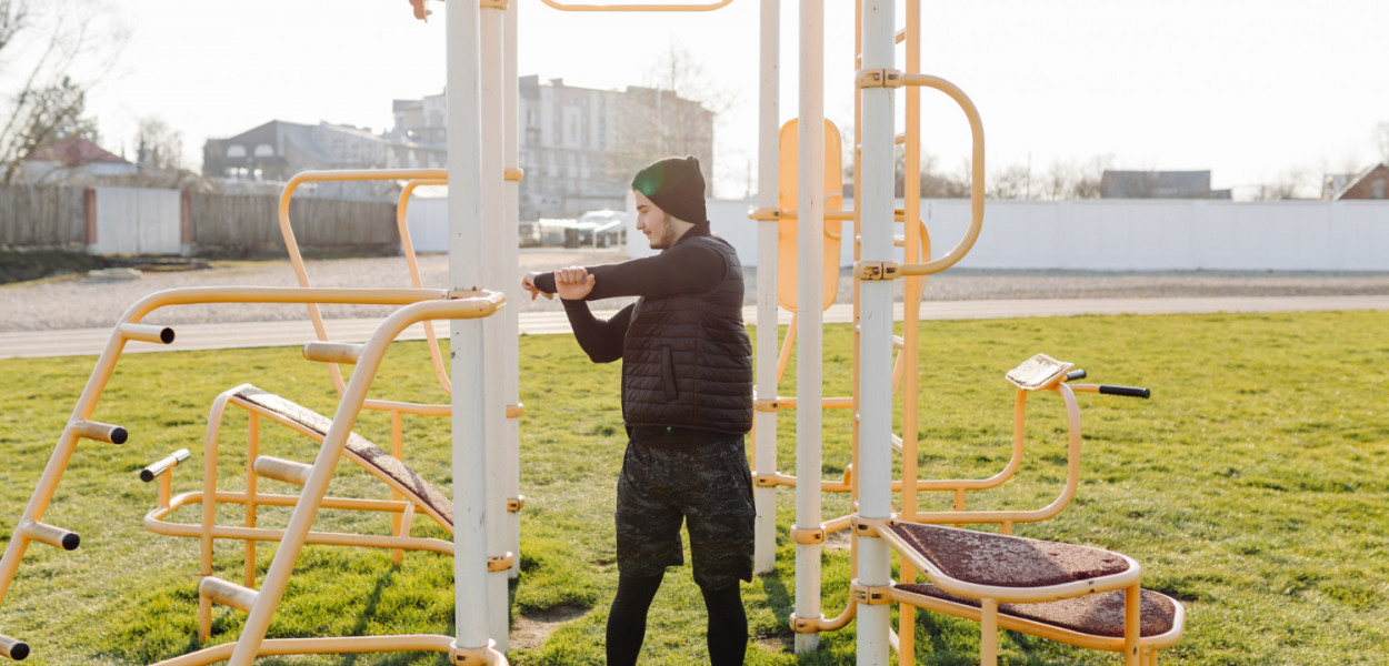 Jakie wymagania powinna spełniać siłownia zewnętrzna? Nowoczesne siłownie zewnętrz