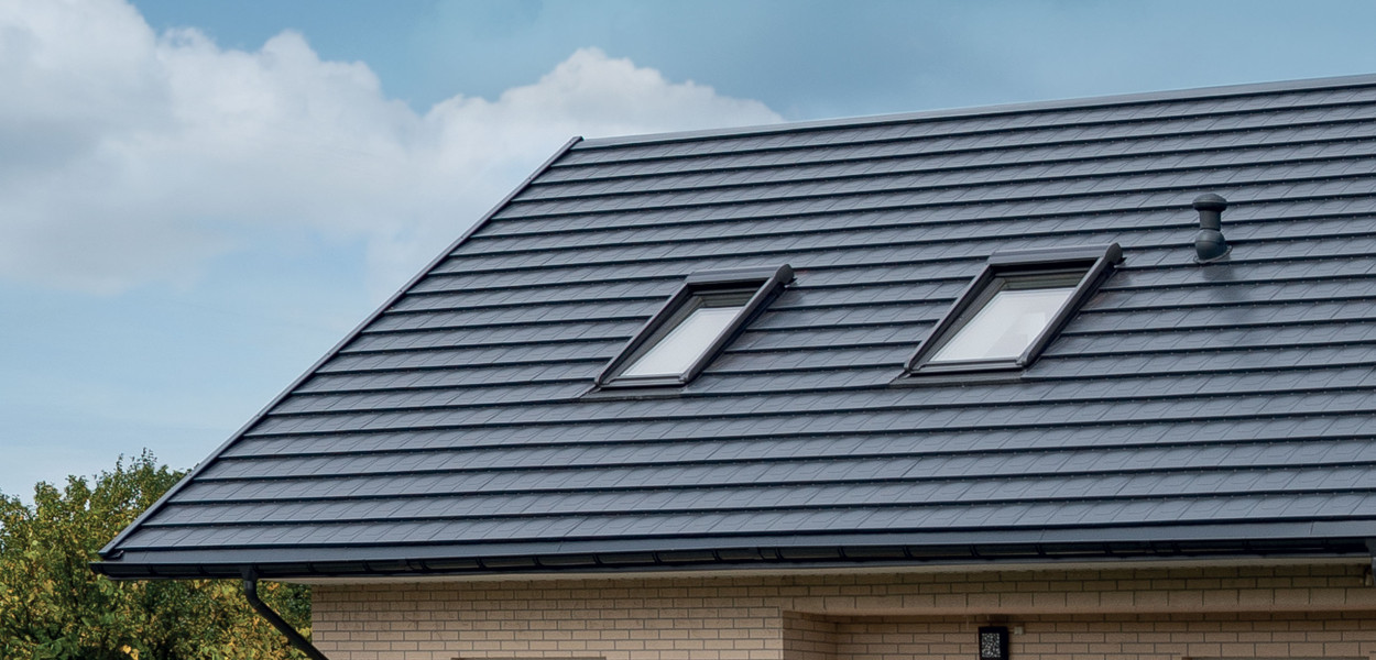 Dom typu „stodoła” – jakie pokrycie sprawdzi się na dachu o takiej konstrukcji?