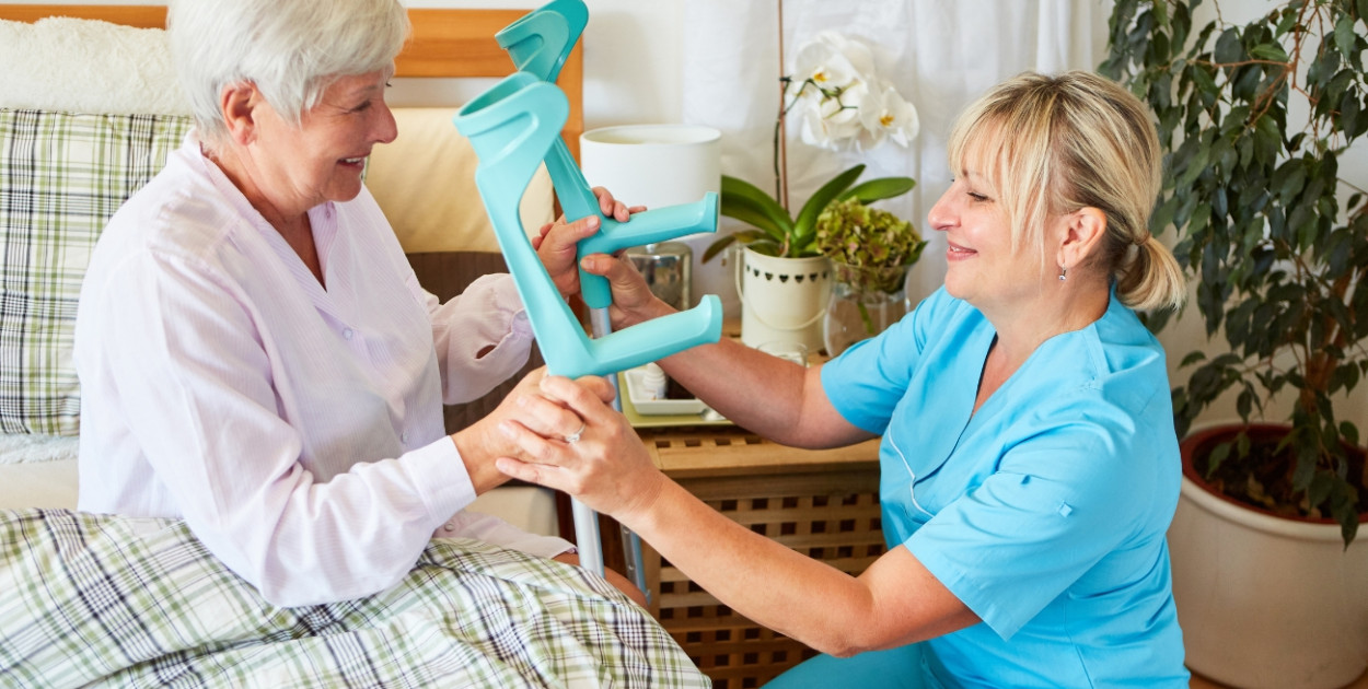 Pielęgniarska opieka długoterminowa w domu. Kto może skorzystać i jak ją otrzymać?