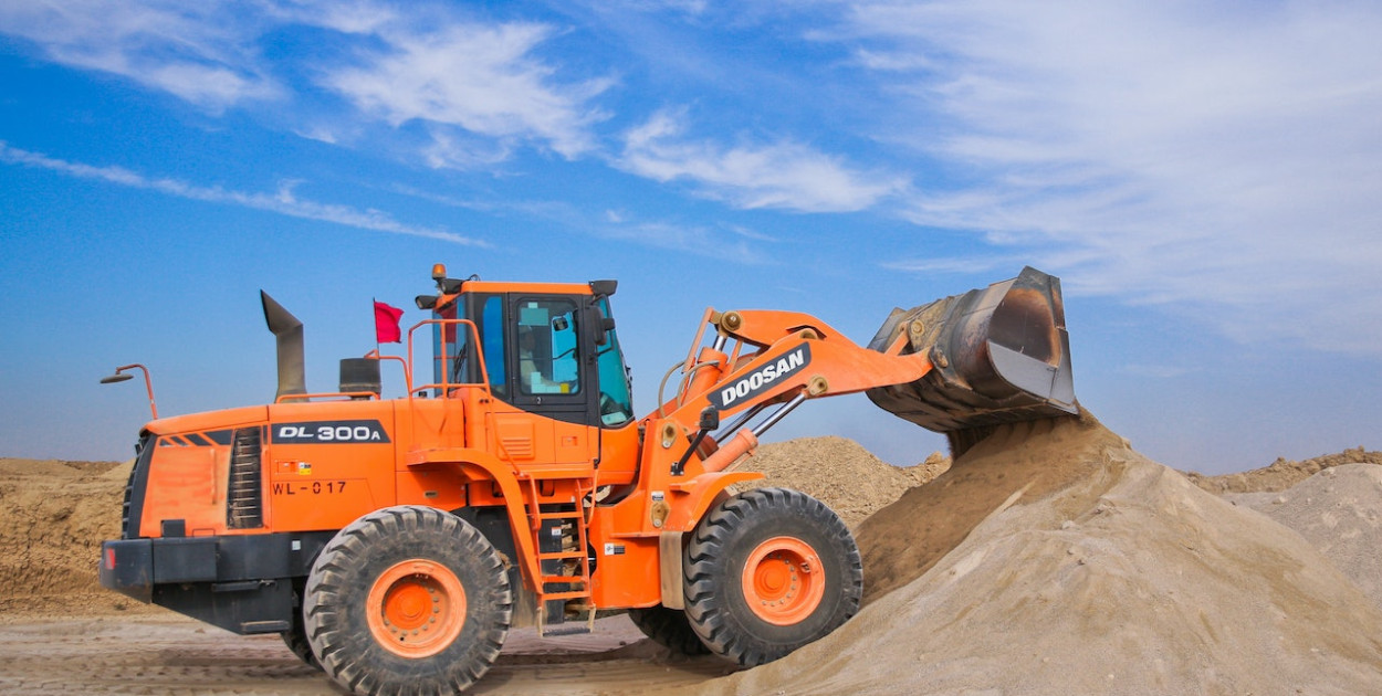 Kurs na operatora koparko-ładowarki - dlaczego warto wyrobić uprawnienia?