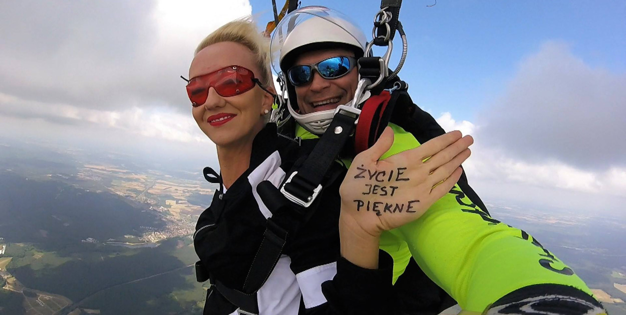 Skok ze spadochronem – jak się przygotować na niezapomniane doświadczenie? 