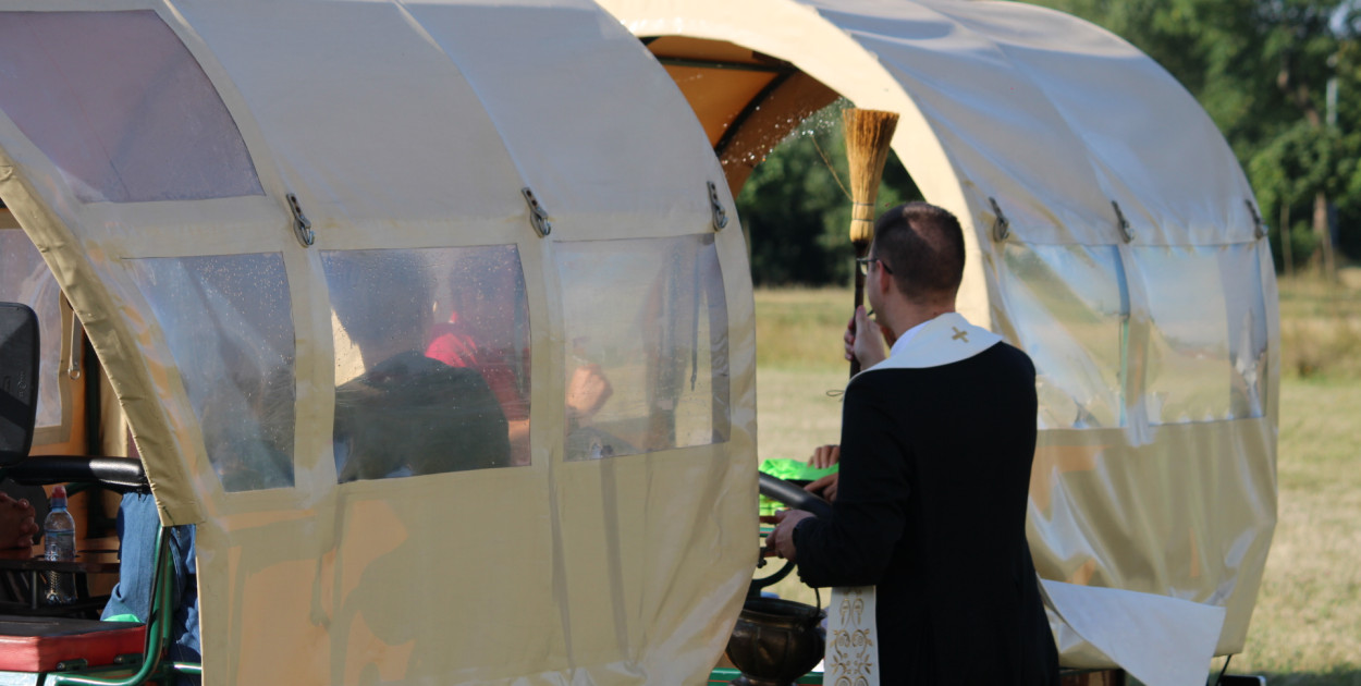 Nim ruszyli, zmówili modlitwę, a bryczki zostały poświęcone. Pojechali... z Bogiem