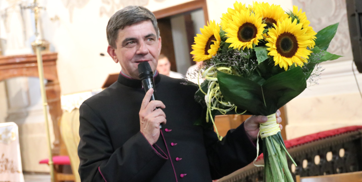 Nie mają wątpliwości. Ten ksiądz zmienił ich parafię. Żegnali go z wielkim bólem