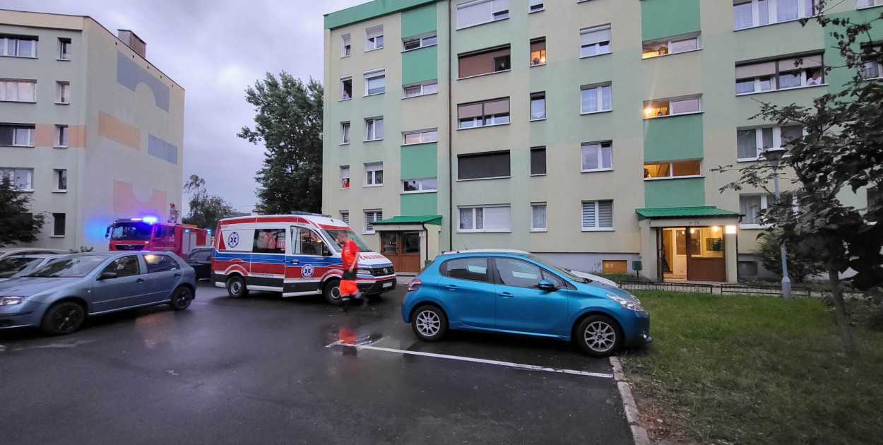 Najedli się co najwyżej strachu.  Z mieszkania wynosili ich strażacy...