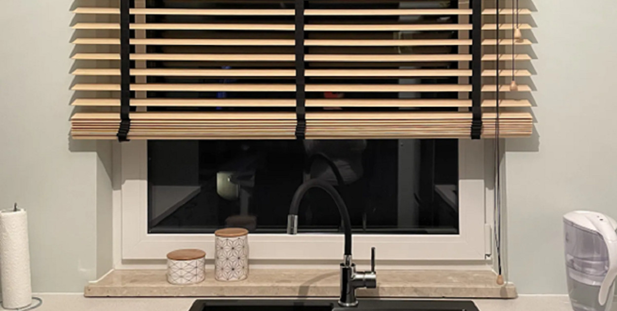 Idealne żaluzje do kuchni – co je powinno wyróżniać? Sprawdzamy!
