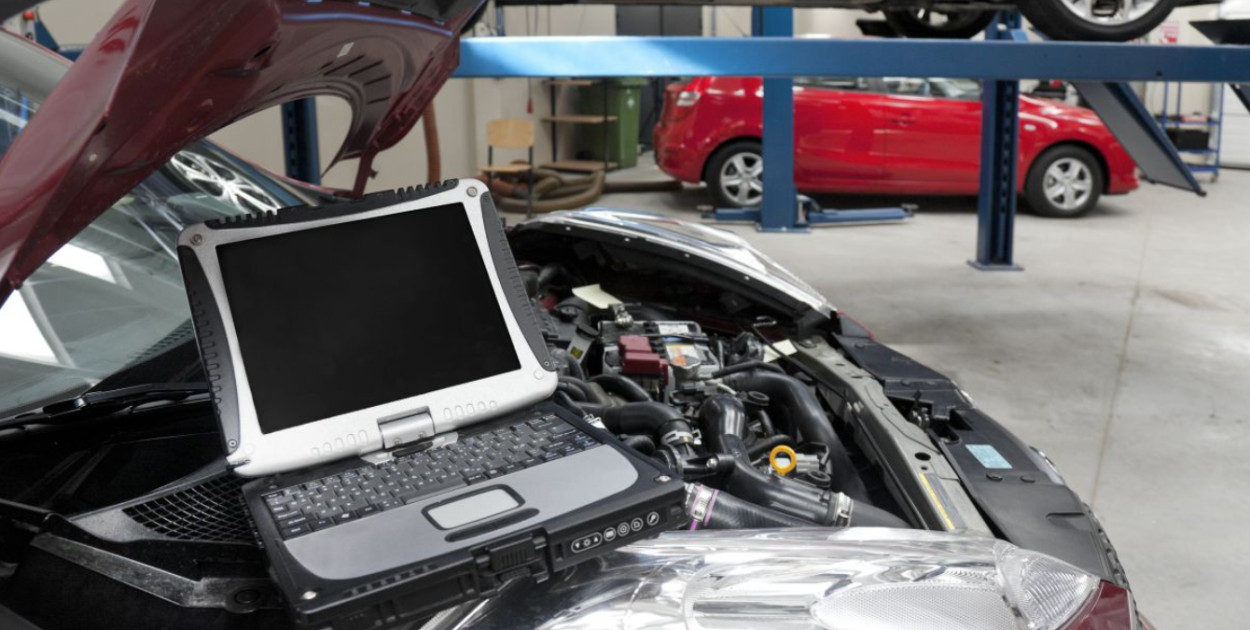 Jakie są najważniejsze funkcje komputera pokładowego w samochodzie?