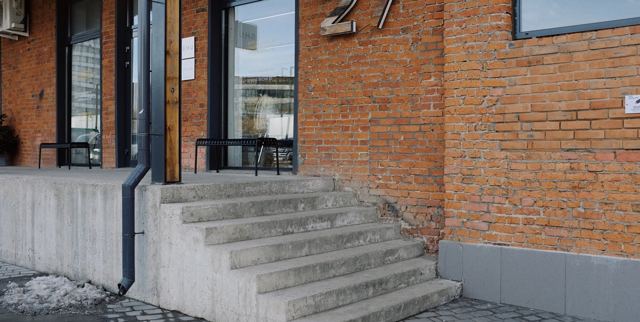 Jak montować rynny? Poradnik krok po kroku