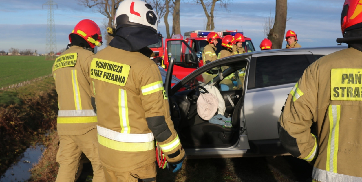 Przestraszyła się ciężarówki, zahaczyła o drzewo. Z rozerwanym kołem, omal...