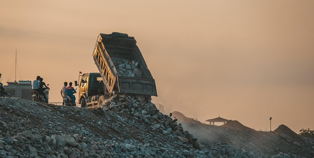 Kierowca wywrotki - droga do stabilnej kariery i atrakcyjnych zarobków