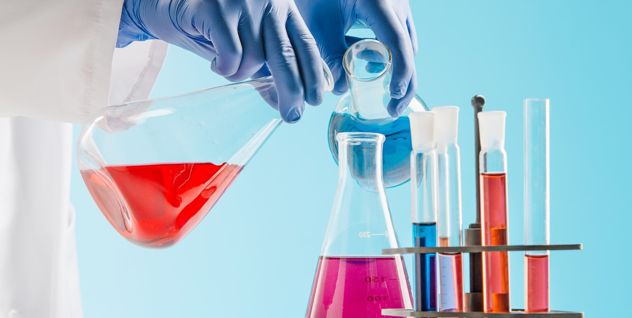 Kursy maturalne online z chemii – jak wyglądają i w czym mogą Ci pomóc?