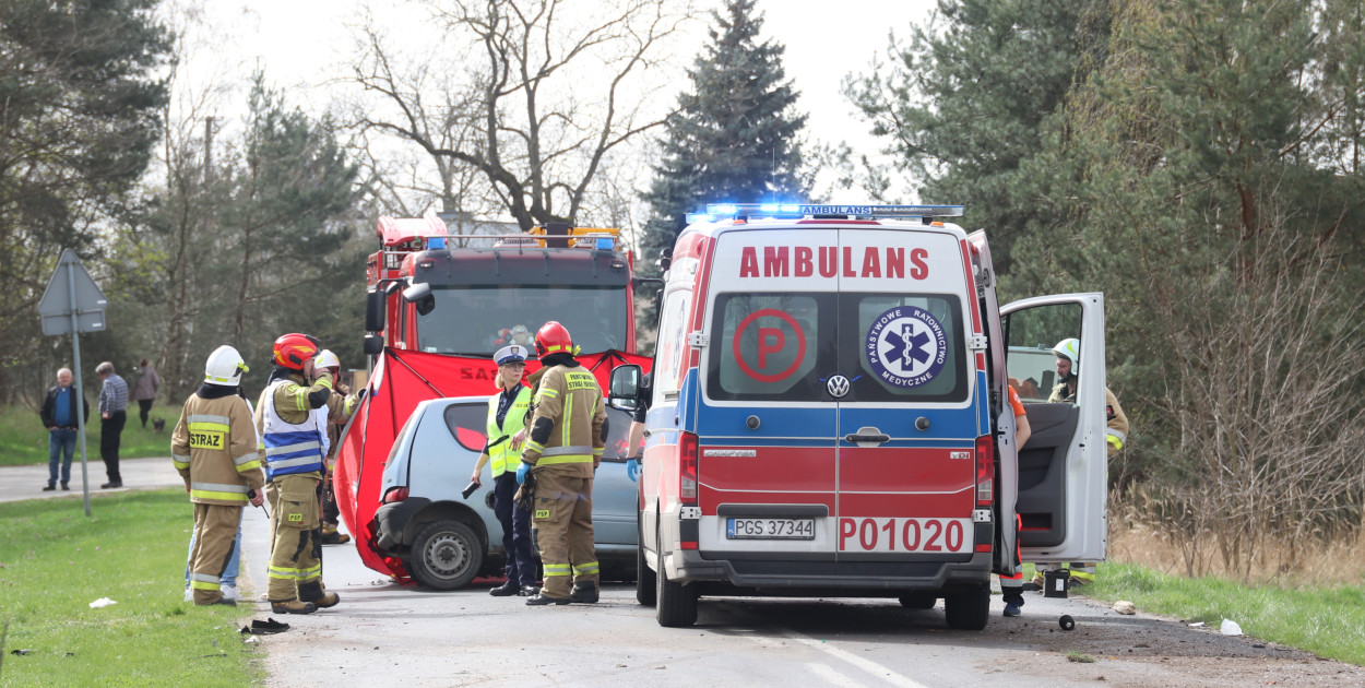 Tragiczny wypadek pod Poniecem. Nie żyje 43-letnia kobieta, która uderzyła...