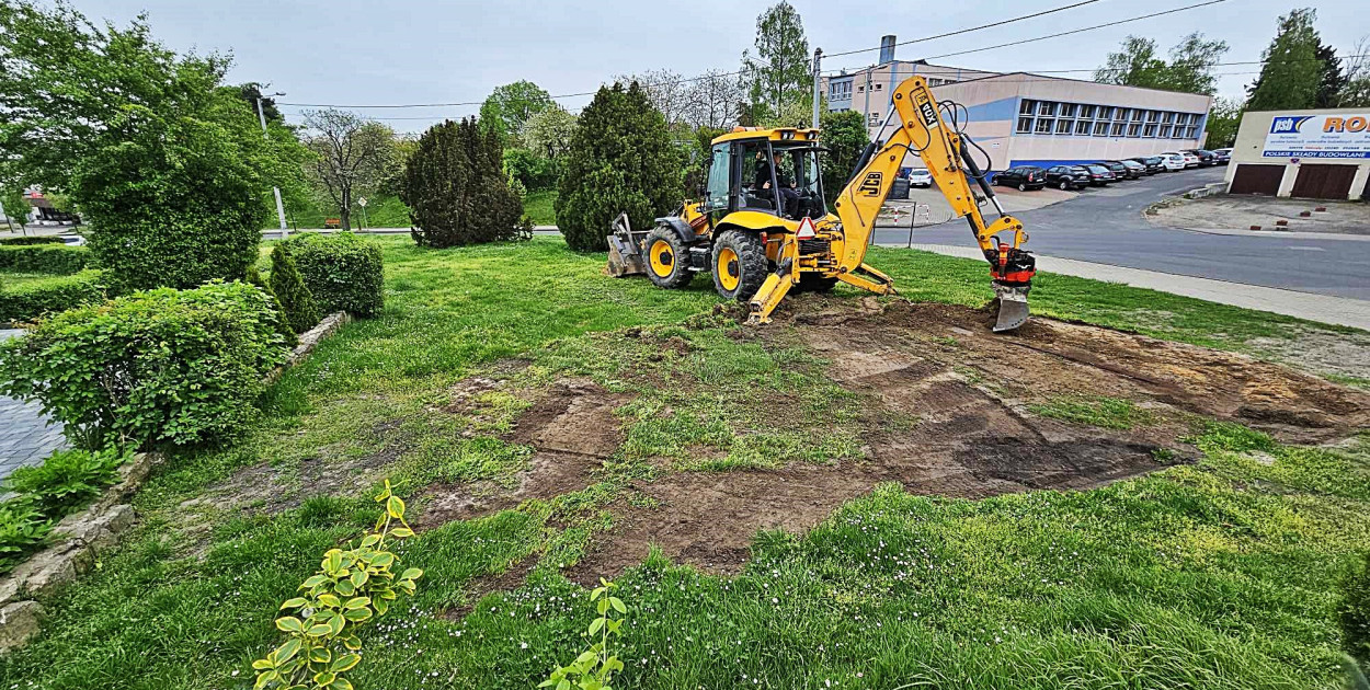 Przed Hutnikiem pojawił się ciężki sprzęt. Wyrównują teren. Wiemy, co powstanie