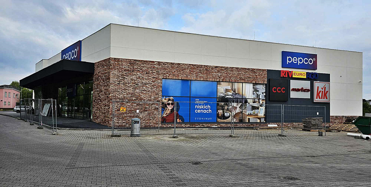 Nowy szyld na Gostyńskiej Galerii "Dworcowej". Otwarcie to kwestia czasu