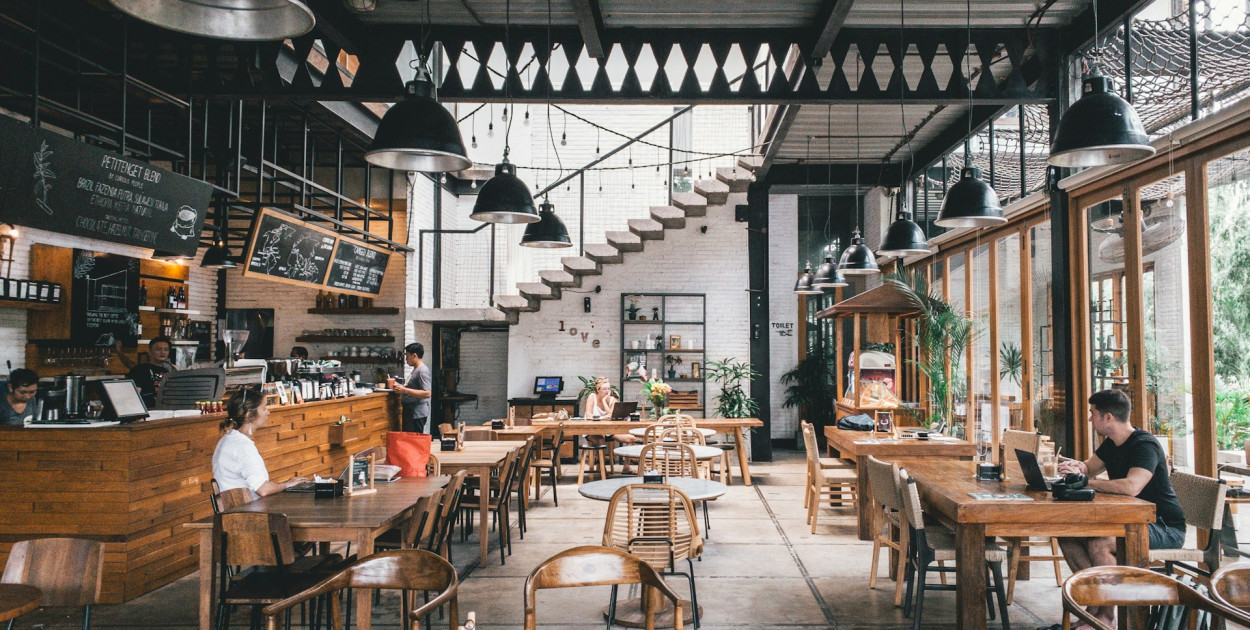 Jakie stawki VAT obowiązują w gastronomii w Polsce?