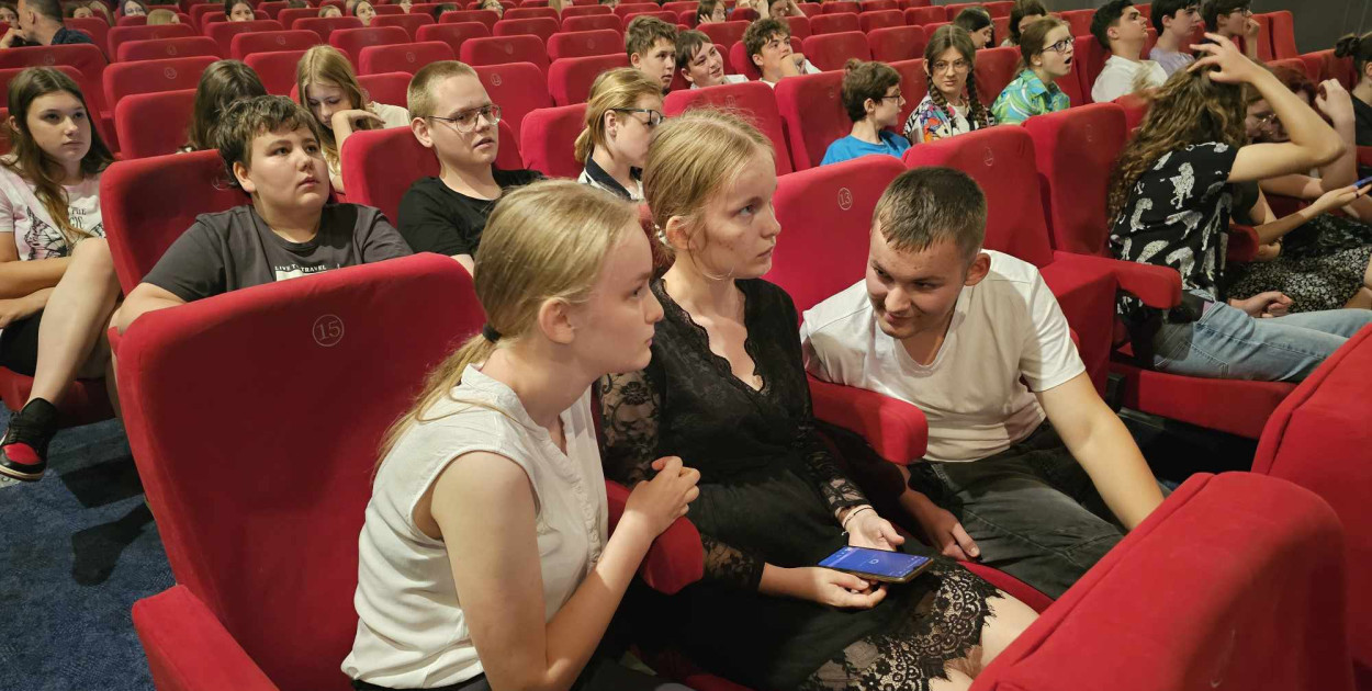 Pytania wyświetlały im się w telefonach. Były też stare fotografie z Gostynia