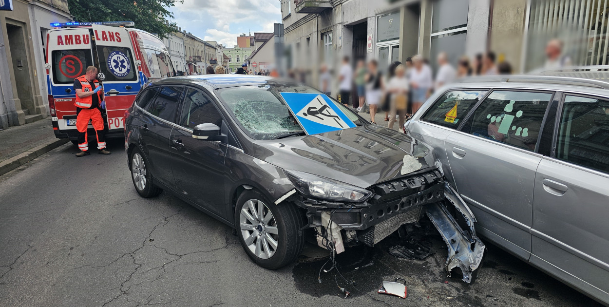 Wypadek w centrum Gostynia. Samochód uderzył w pieszą. Co tam się wydarzyło?