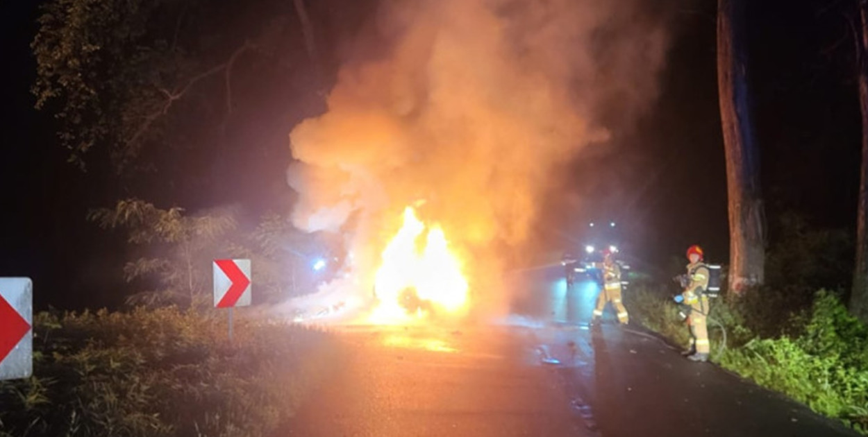 Po wypadku samochód stanął w ogniu. W środku był kierowca...