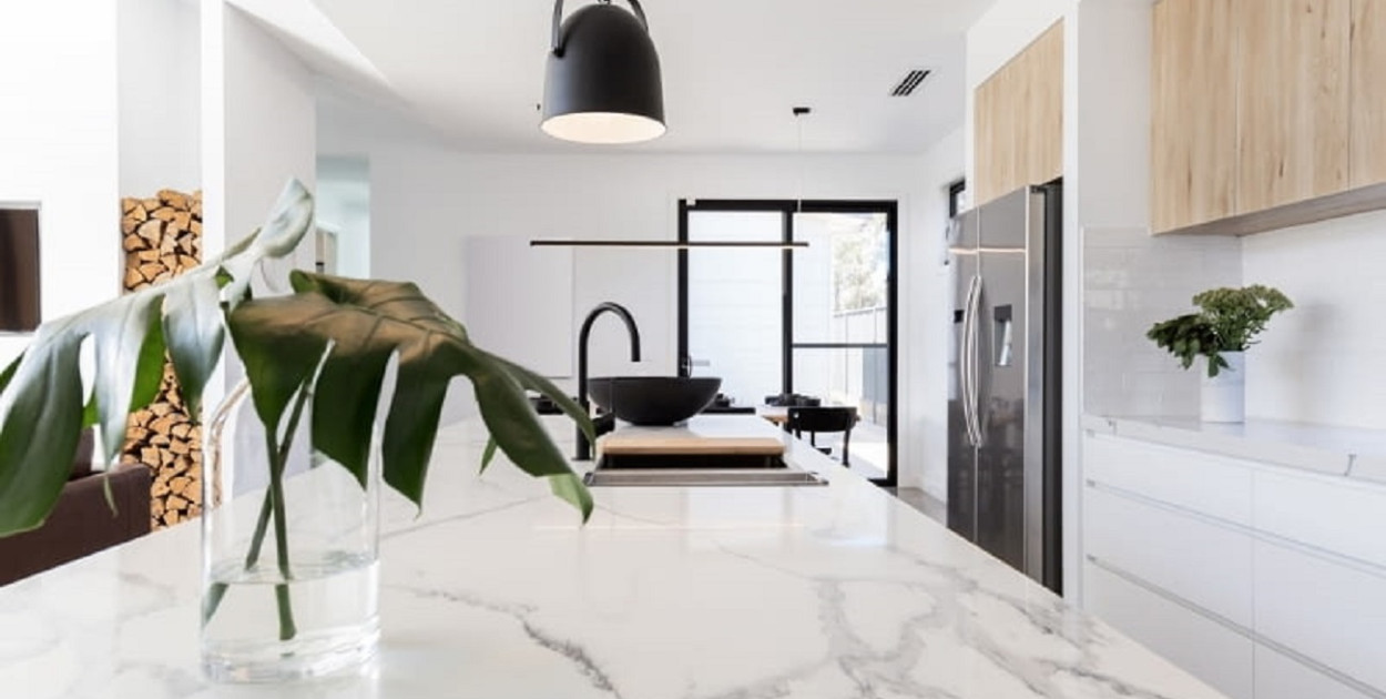 Personalizacja w kuchni: spieki kwarcowe i blaty granitowe na miarę Twoich potrzeb