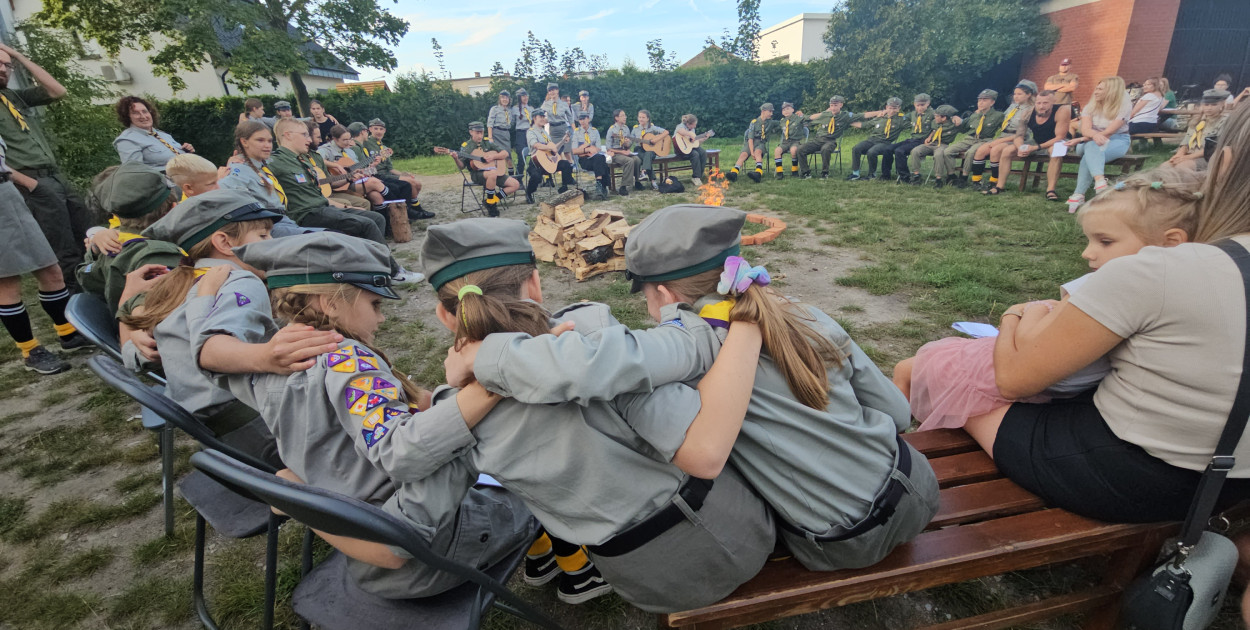 Pierwsze takie spotkanie. Ognisko, gitara, lemoniada... Spodobało się