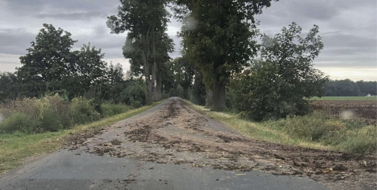 Przesada! Jadąc tą drogą zobaczyła „totalny gnój”  Tylko czekać aż ktoś...
