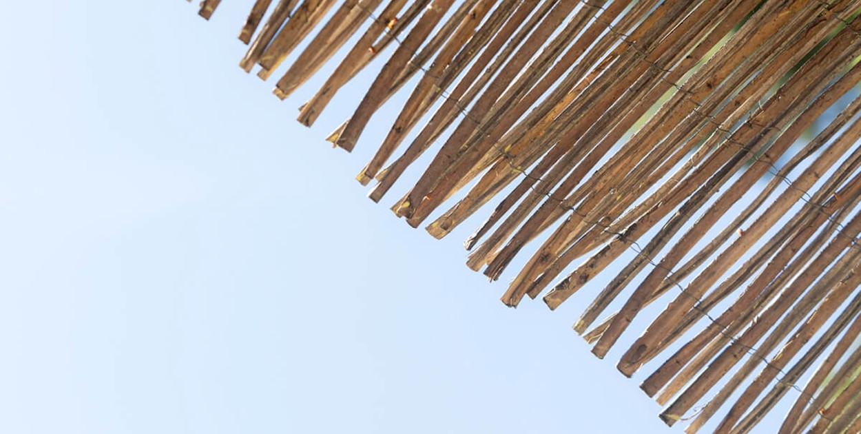 Ile wynosi koszt dachu ze strzechy? Przegląd wydatków