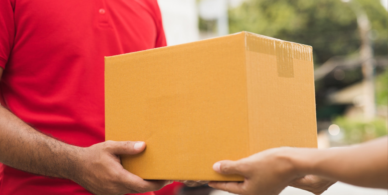 Była pewna, że zapomniała o przesyłce i odebrała od kuriera. W środku znalazła...