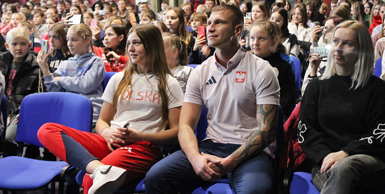 Uczniowie oszaleli! Kolejki ustawiały się po autografy. Trener nie ukrywał emocji