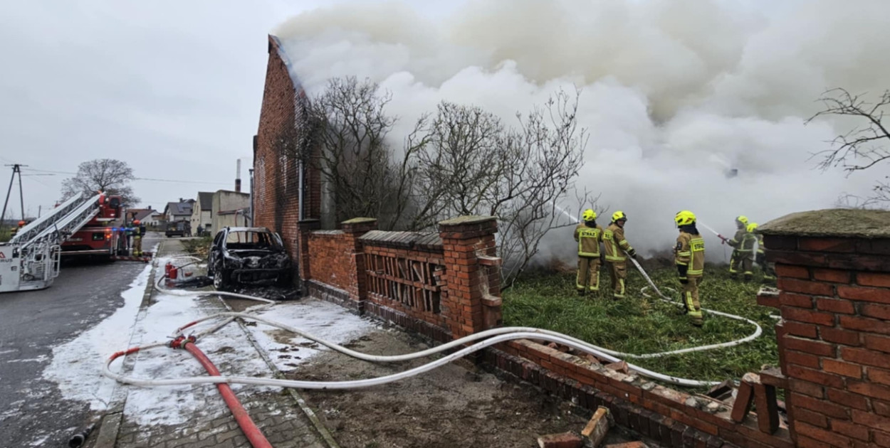 Pożar stodoły w gminie Krobia. "Jęzory ognia" sięgały ponad dach budynku
