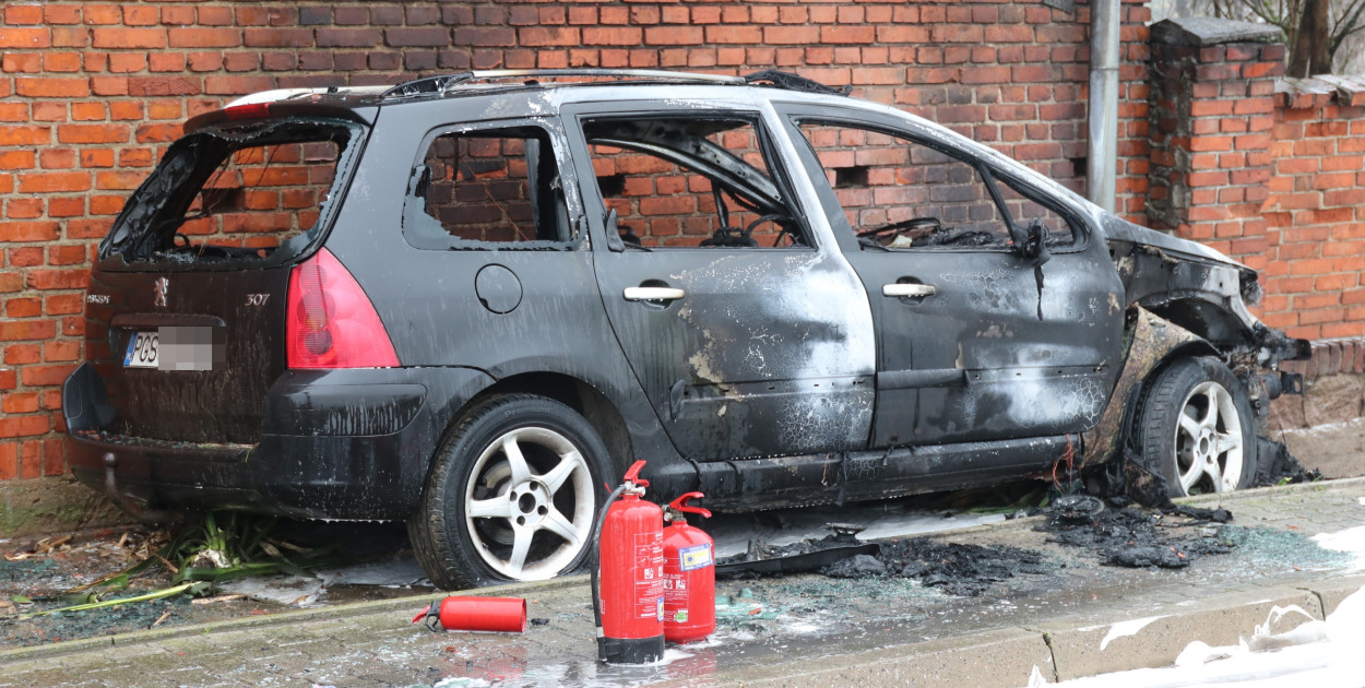 Jechał pijany, uderzył w stodołę. Auto spłonęło, budynek też. Ludzie uratowali...