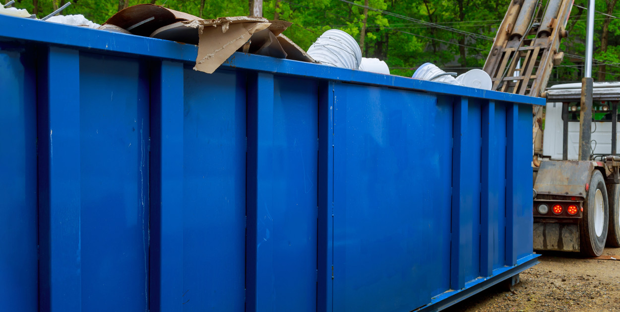 Jak wybrać firmę zajmującą się wywozem odpadów dla przedsiębiorstw?