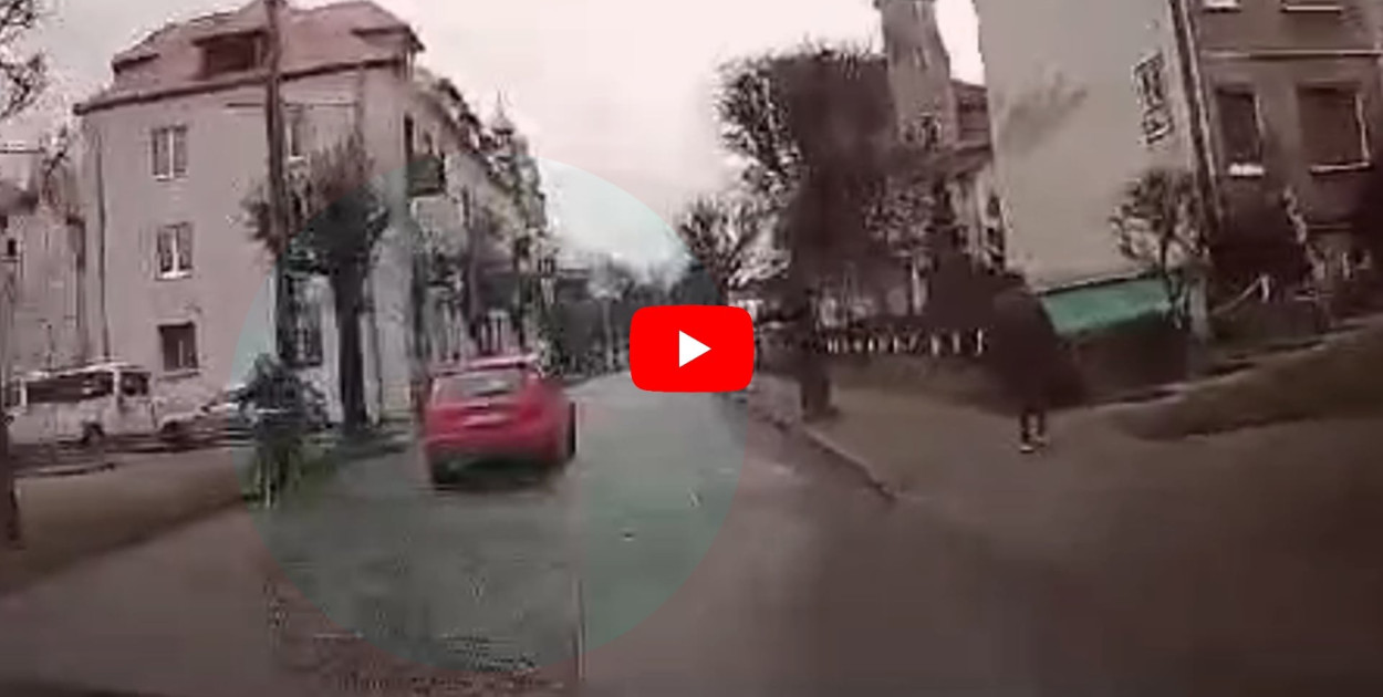 To nagranie mrozi krew w żyłach. Jechał pod prąd i o mało nie potrącił rowerzysty