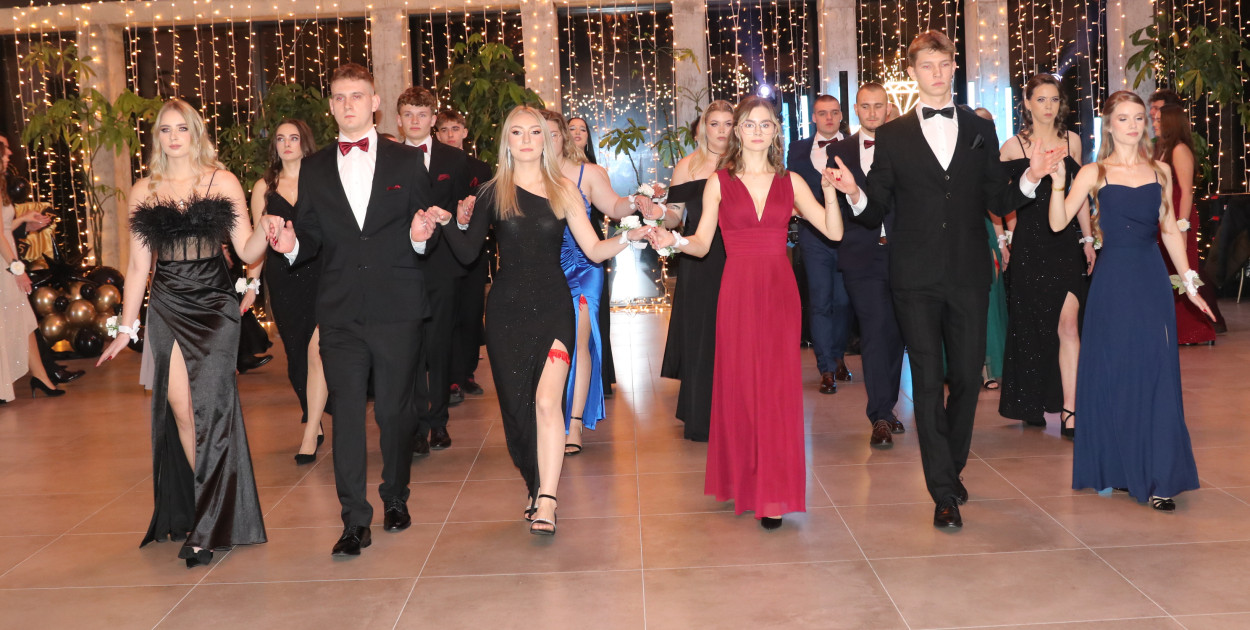 W urokliwej scenerii, pełnej emocji i radości. Ten bal zapamiętają na całe życie