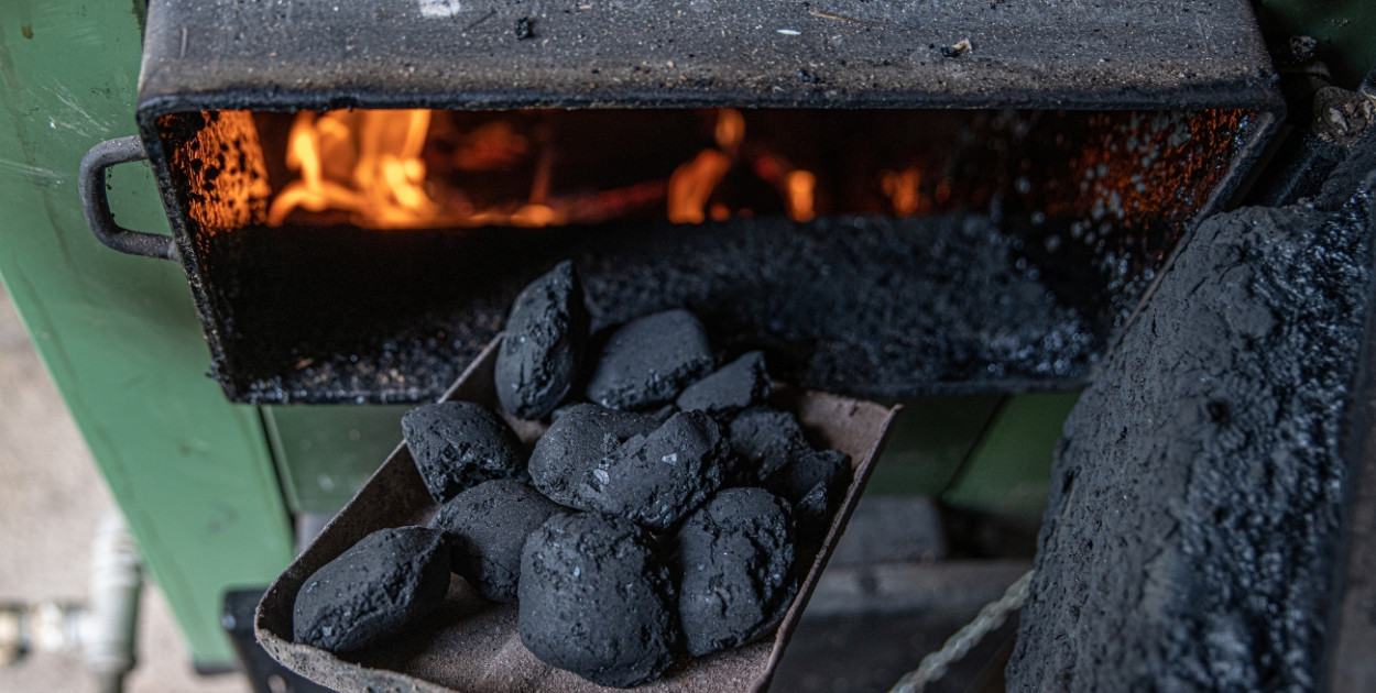 Czyste powietrze? Tylko dla najszybszych! Dotacje do pieców jak wyścig po złoto...