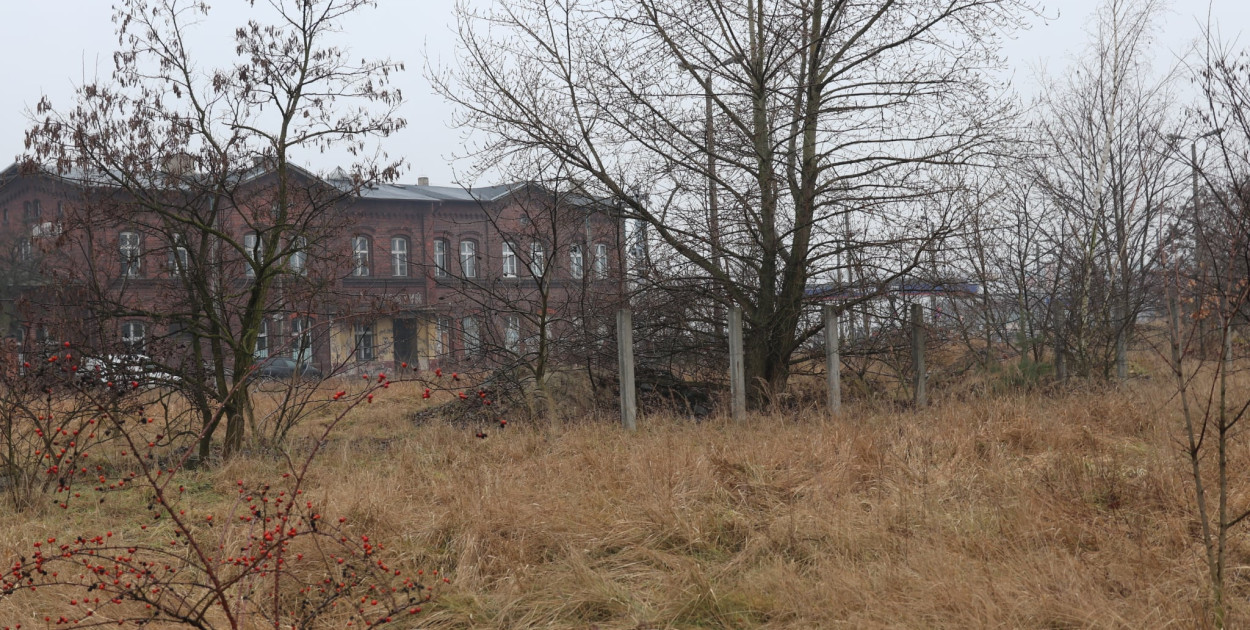 Chcą przejąć zaniedbane grunty od PKP. Mają konkretne plany na te miejsca