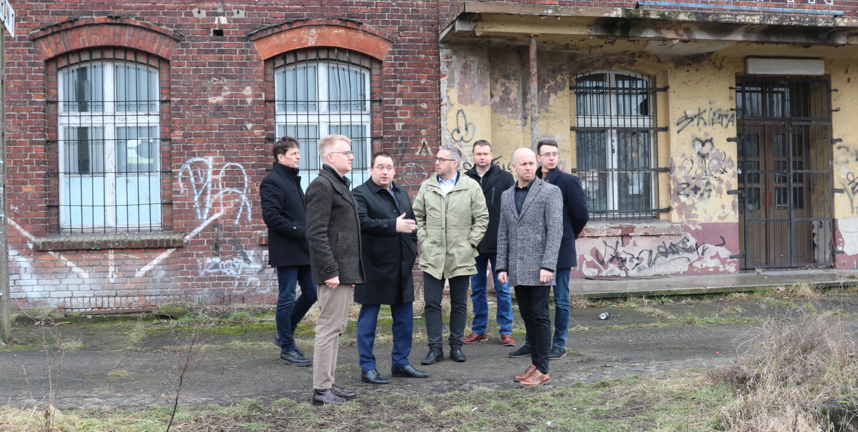 Miała być ścieżka rowerowa, jest ściana! PKP broni torów widmo. Dlaczego?