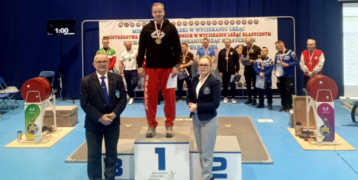 Ma 70 lat, ale krzepy w rękach mu nie brakuje. Wycisnął niesamowity wynik!