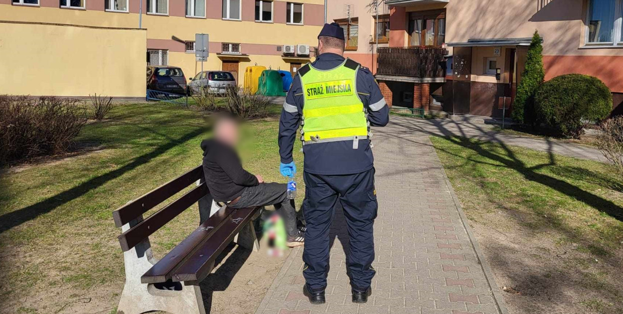 Dwa dni pod rząd ta sama historia. Leżał na ławce, nie był nawet w stanie wstać