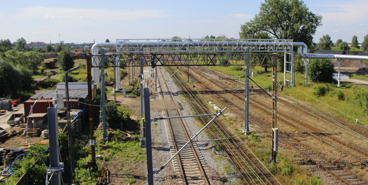 Stała za barierką wiaduktu, nad torami kolejowymi w Lesznie...