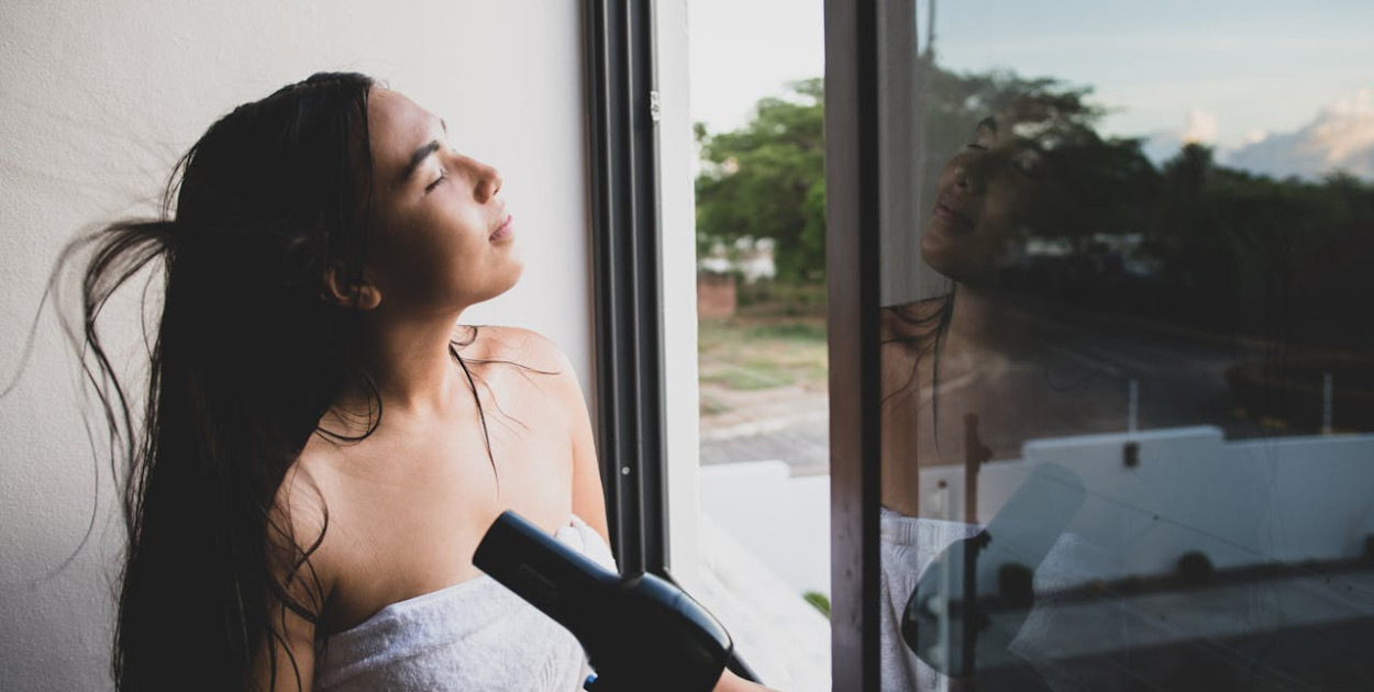 Jak prawidłowo suszyć włosy? Poradnik na piękną fryzurę