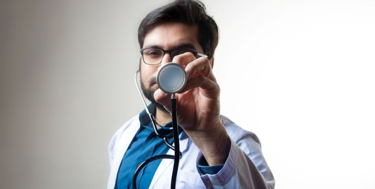  Czy komplet medyczny męski powinien być luźny czy dopasowany?