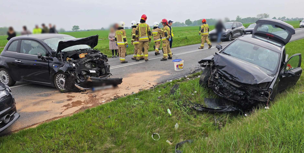 Tragedia była o krok! Po czołowym zderzeniu ranni kierowcy trafili ...