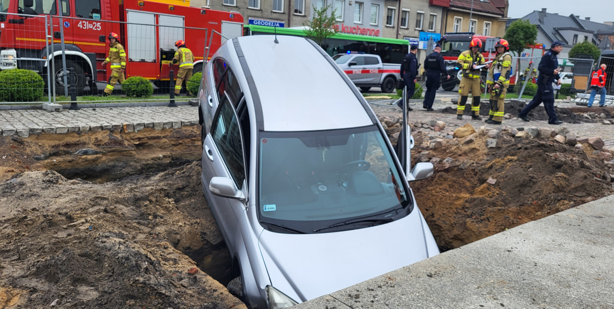 Zjechał z drogi, przebił ogrodzenie i... Ten manewr mógł się zakończyć  tragicznie