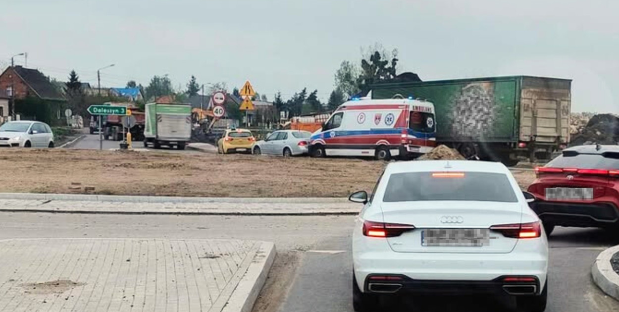 Karetka na sygnale stała na czerwonym... Brak miejsca nie pozwolił na przejazd?